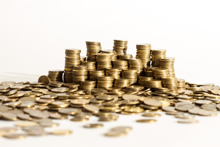 Tu zapowiada się radykalny zwrot. PiS „biorąc” Sejm i urząd prezydenta, praktycznie sam wybierze większość składu RPP – ośmiu z dziewięciu członków rady kadencja kończy się na początku przyszłego roku. W czerwcu Sejm na wniosek prezydenta będzie też decydował, kto zostanie prezesem NBP. Według PiS bank centralny ma wspierać wzrost gospodarczy. To oznacza prawdopodobieństwo kolejnych obniżek stóp.