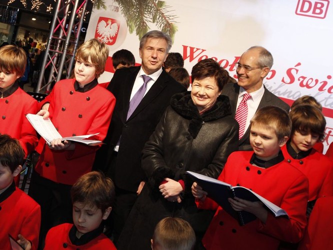 Hanna Gronkiewicz-Waltz śpiewa kolendy w Berlinie. A to z okazji festiwalu 'Międzynarodowe Święta', w czasie którego promowana jest Warszawa