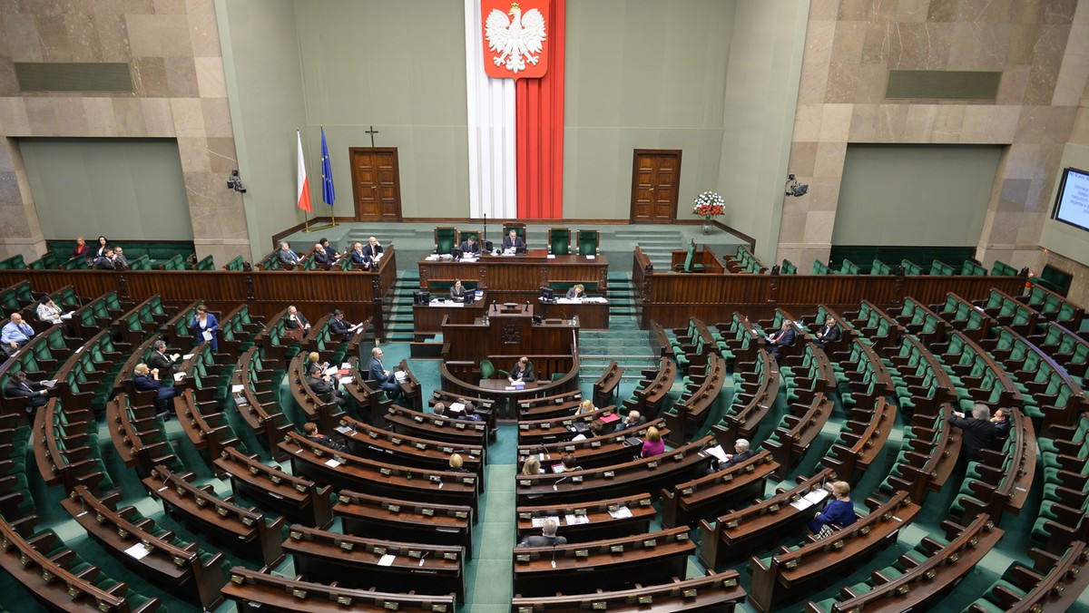 Gdyby wybory do Sejmu miały odbyć się w połowie marca, to wygrałoby je PiS z poparciem 32 proc. - wynika z najnowszego sondażu TNS Polska. Drugie miejsce zajęłaby PO, na którą głosowałoby 30 proc. ankietowanych. Do Sejmu weszłyby jeszcze: SLD (8 proc.) i PSL (5 proc.). Notowania PiS wzrosły w stosunku do poprzedniego miesiąca o 5 punktów procentowych.