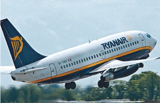 Tanie linie chcą pieniędzy nawet za szklankę wody