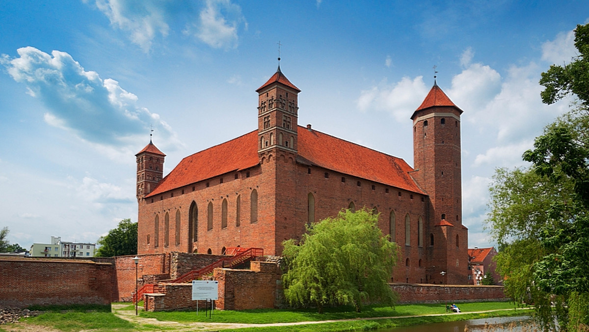 Przetoczyło się przez nią wiele dziejowych burz. Czasem prawdziwych nawałnic. Przesuwały granice, mieszały narody i języki. Przez lata odmawiano jej prawa do własnej historii. Dziś odkrywa się ją na nowo. Kraina Warmii i Mazur.