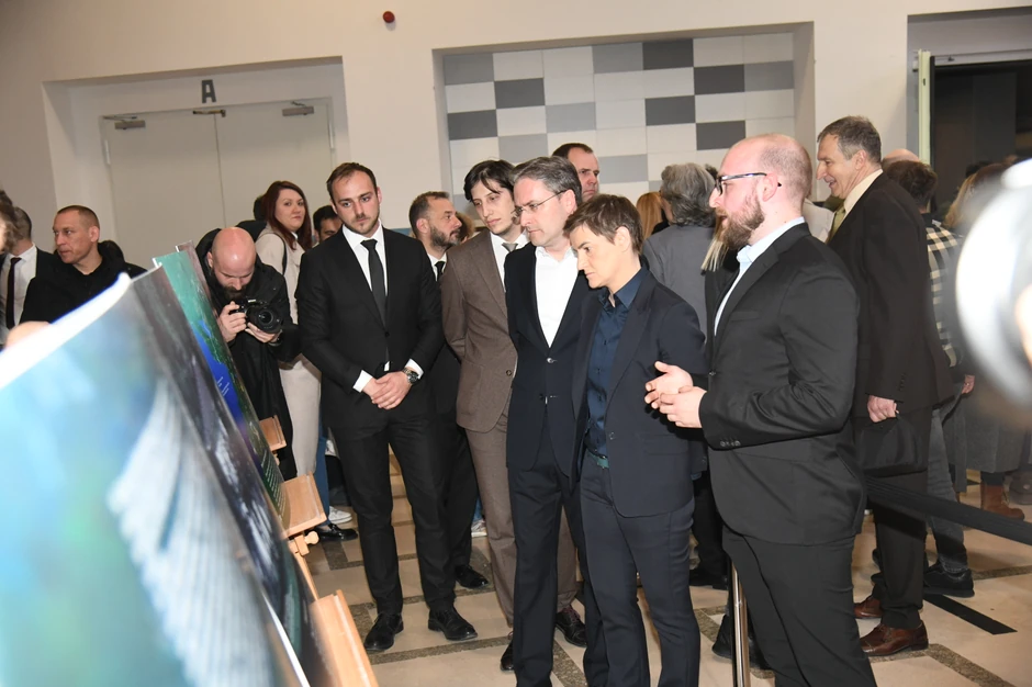 Ana Brnabić i Nikola Selaković na premijeri  Žetve