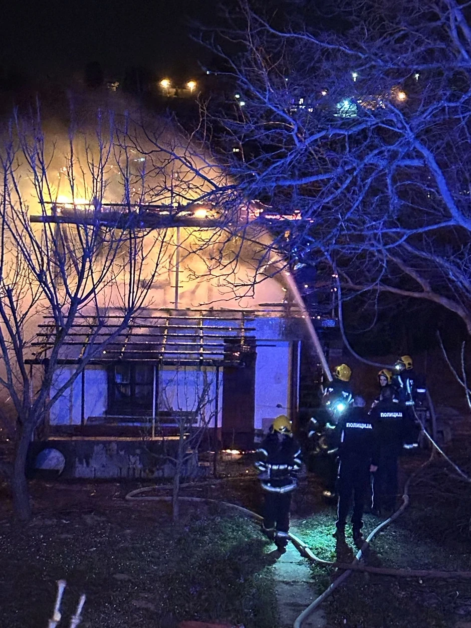 Izgorela napuštena vikendica u Sremskoj Kamenici