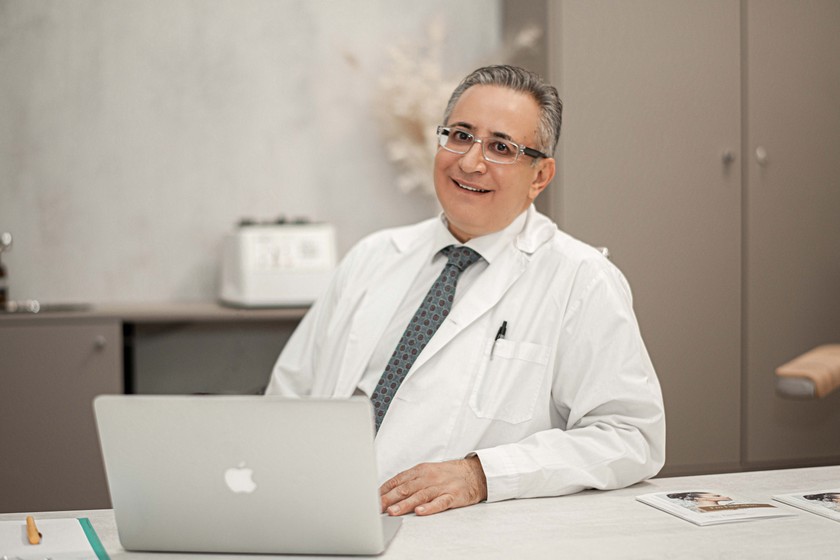 Konstantinos Pilichos est spécialiste FMH en chirurgie plastique, reconstructrice et esthétique à l’institut de beauté FineSkin. Il recommande aux personnes intéressées de demander d’abord conseil à une esthéticienne professionnelle. 