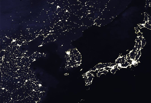 Oglądana z kosmosu Północna Korea, to czarna plama na mapie. Jednak jest to jeden z tych krajów, które są podejrzewane o intensywne szkolenie i wykorzystywanie hakerów do organizowania masowych cyberataków 