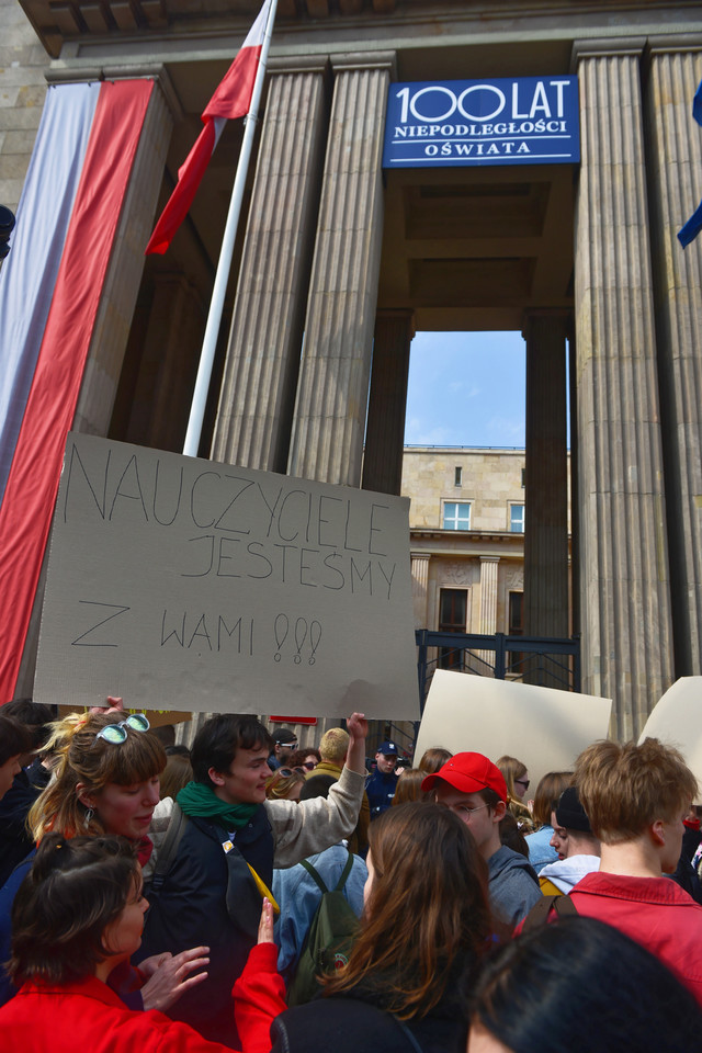 Manifestacja uczniów pod MEN