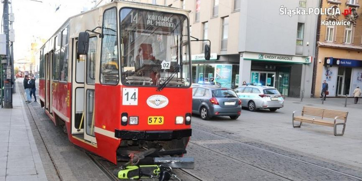 Staruszek na hulajnodze zderzył się z tramwajem