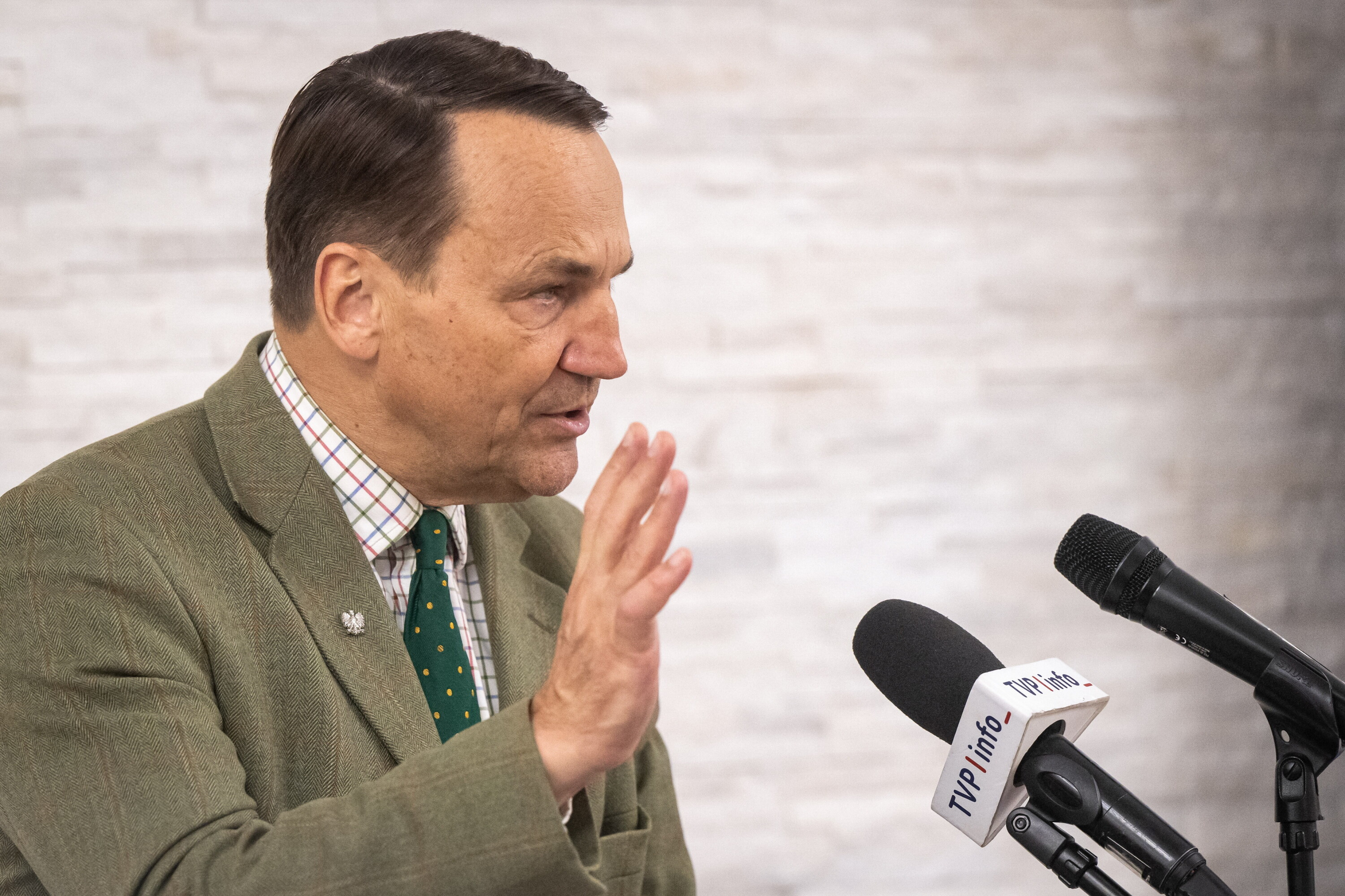 Sikorski: Krytyka UE to bluźnierstwo, potrzebna jedność wobec wojny