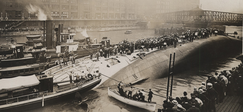 "Polski Titanic" zatonął w centrum miasta. Suknie ciągnęły kobiety na dno