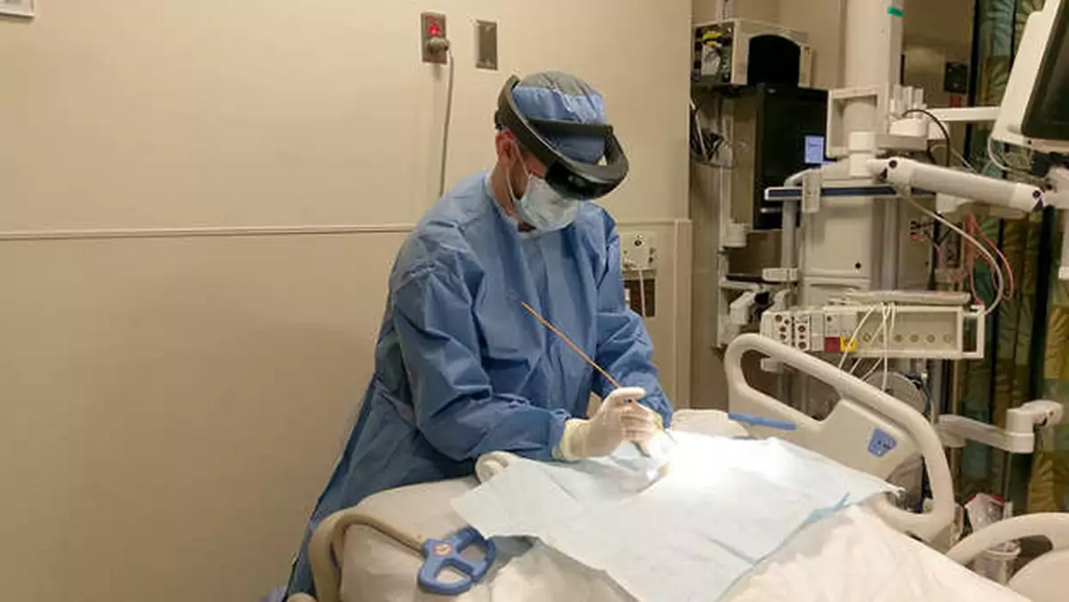 Neurochirurdzy interesują się okularami HoloLens