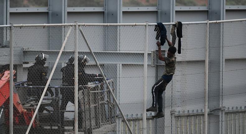 Un migrant tente de passer la frontière, à Ceuta, le 13 avril 2021 Crédit  Antonio SempereLagencia