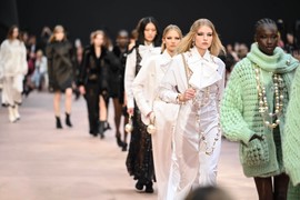 Chanel prikazao POSLEDNJU KOLEKCIJU pred dolazak novog kreativnog direktora: U prvom redu unuka Grejs Keli i neuništiva Naomi