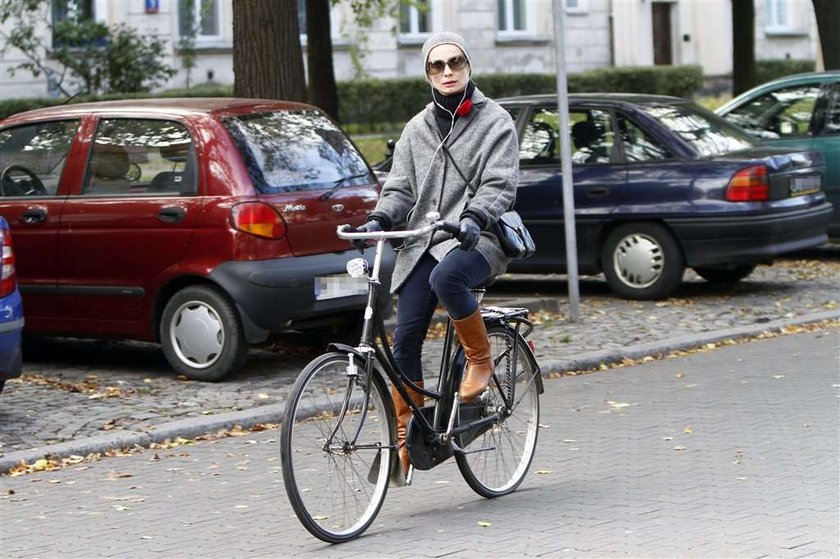 Tak się wozi polska gwiazda! Na rowerze