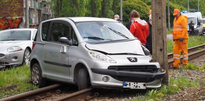 Auto wjechało na torowisko