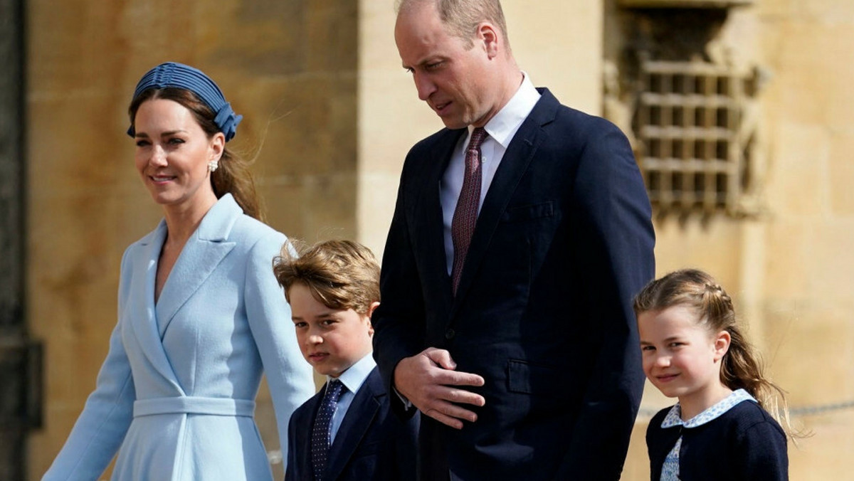 Księżna Kate i książę William z dziećmi na mszy. Sukienka Charlotte nie jest tania