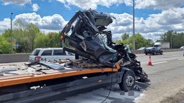 Óriási baleset az M3-as bevezetőjén: az ütközés letépte az autószállító tetejét
