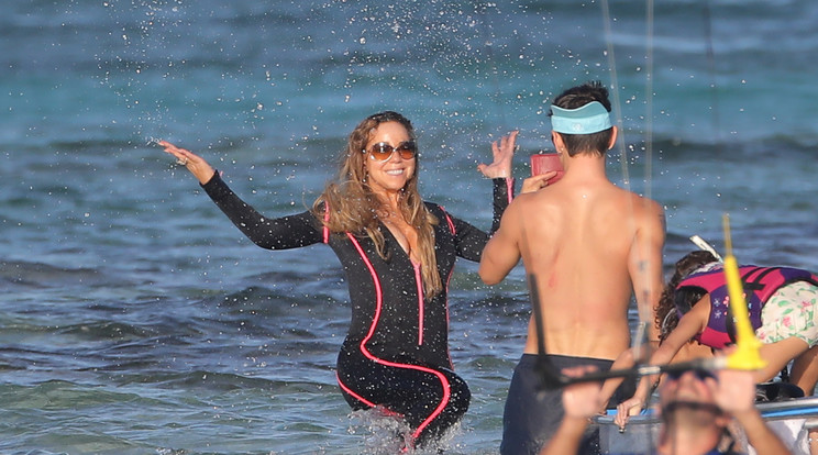Az énekes Mariah Carey párjával, Bryannel és
gyermekeivel lazít a Karib-tengernél/Fotó:Northfoto