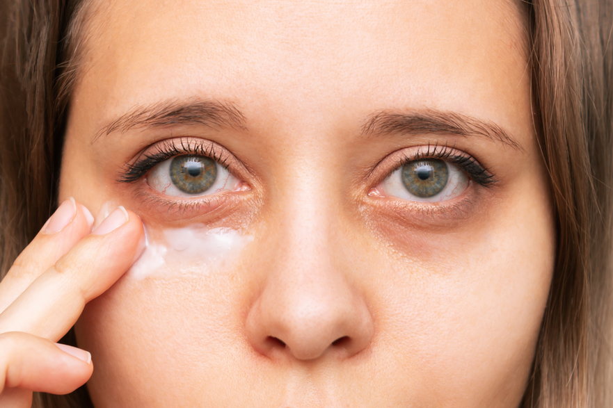 Należy odpowiednio dobrać krem przeciwzmarszczkowy do delikatnej skóry pod oczami