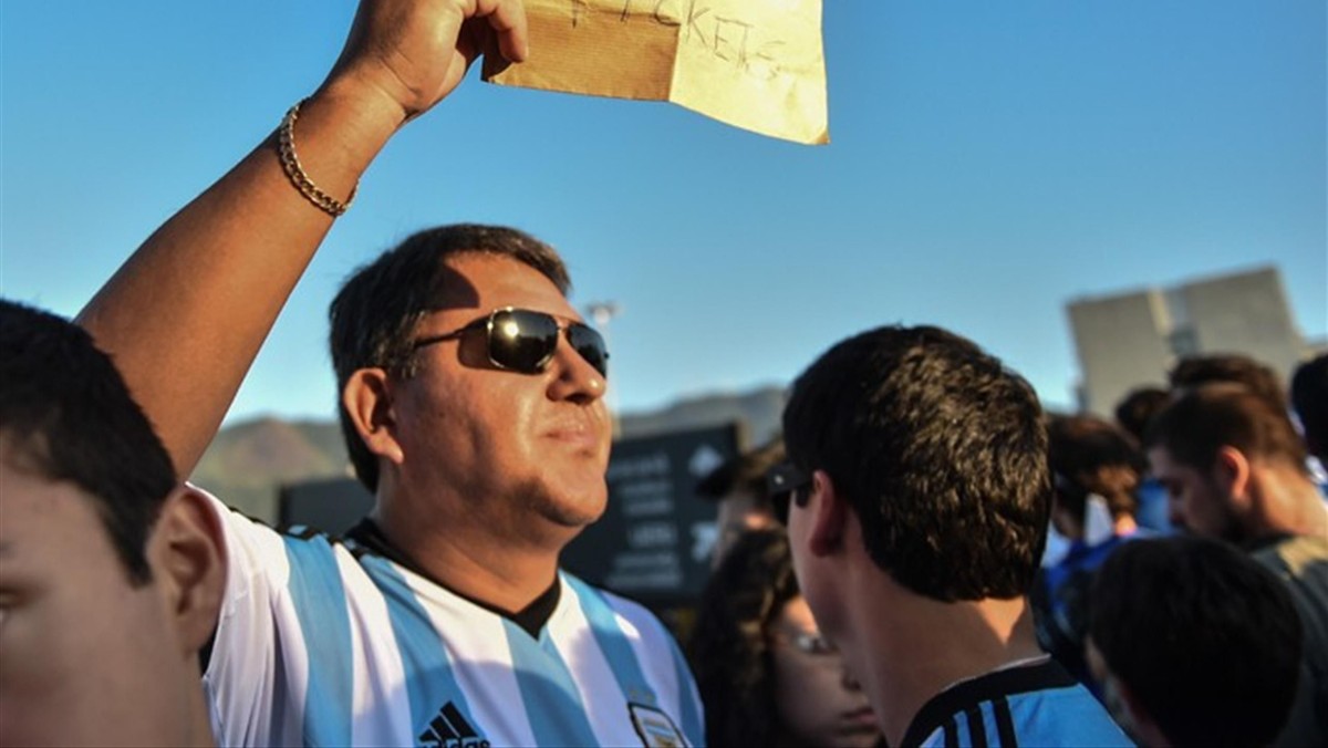 Kolejny przykład na to, że południowoamerykańską piłkę toczy rak. Pierwsze od 36 lat wolne wybory na prezydenta argentyńskiej federacji zakończyły się farsą. Nowy szef nie został wyłoniony, ponieważ w głosowaniu padł wynik 38:38, mimo że uprawnionych do głosowania było tylko 75 delegatów.