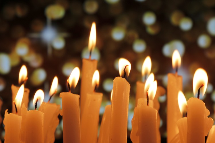 Najbardziej popularną wróżbą, jest lanie roztopionego wosku przez klucz i odgadywanie znaczenia powstałego tworu.