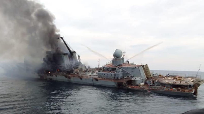 Tonący krążownik “Moskwa”
