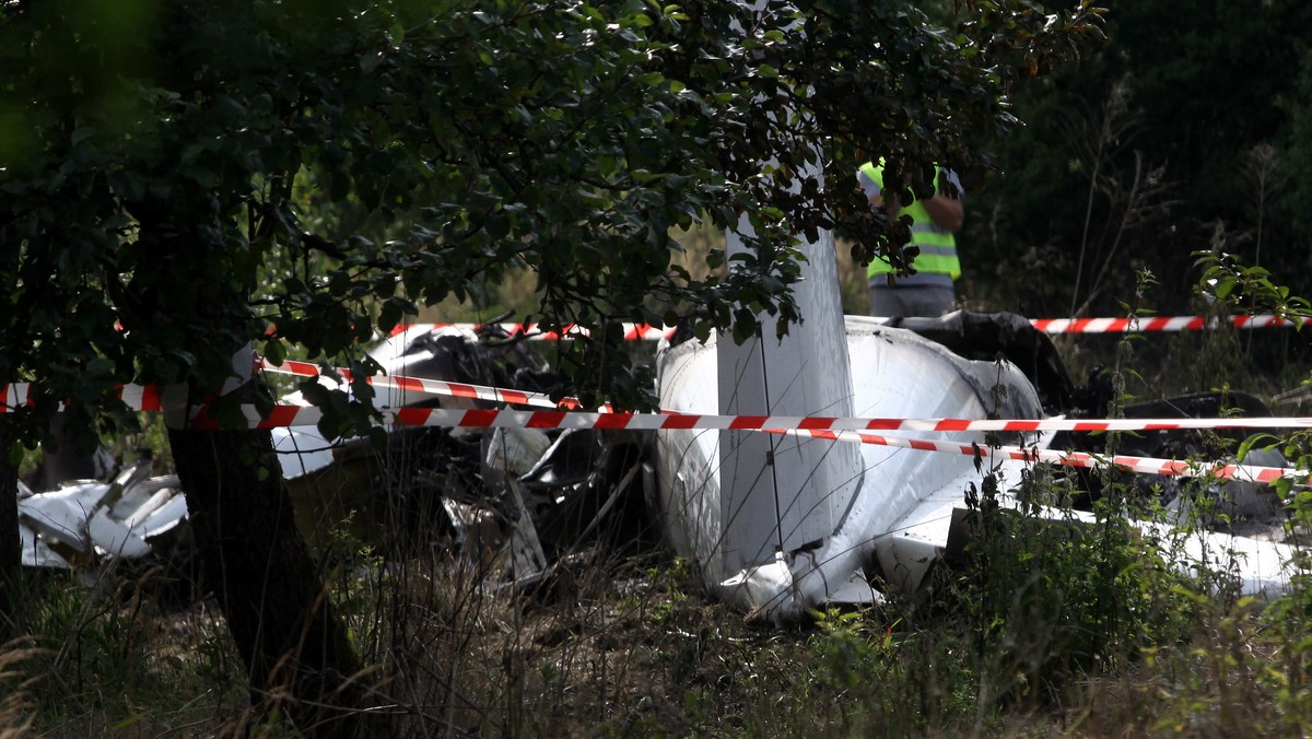 Prokuratorzy oraz specjaliści Państwowej Komisji Badania Wypadków Lotniczych dziś rano ponownie przyjechali na miejsce sobotniej katastrofy samolotu piper navajo pod Częstochową. Mają m.in. dokończyć rozbiórkę wraku. Stan zdrowia jedynego ocalałego, 40-letniego mężczyzny, poprawia się. Został dziś przesłuchany przez Państwową Komisję Badania Wypadków Lotniczych, policję i prokuraturę.