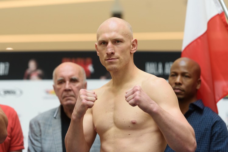 Krzysztof 'Diablo' Włodarczyk i Noel Gevor podczas oficjalnej ceremonii ważenia przed galą bokserską Poznań Boxing Night