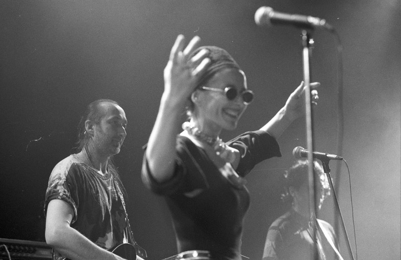 Kora i zespół Maanam podczas koncertu w 1992 r.