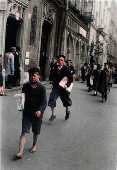 Kolportaż prasy niemieckiej na ulicach Krakowa w 1940 roku.