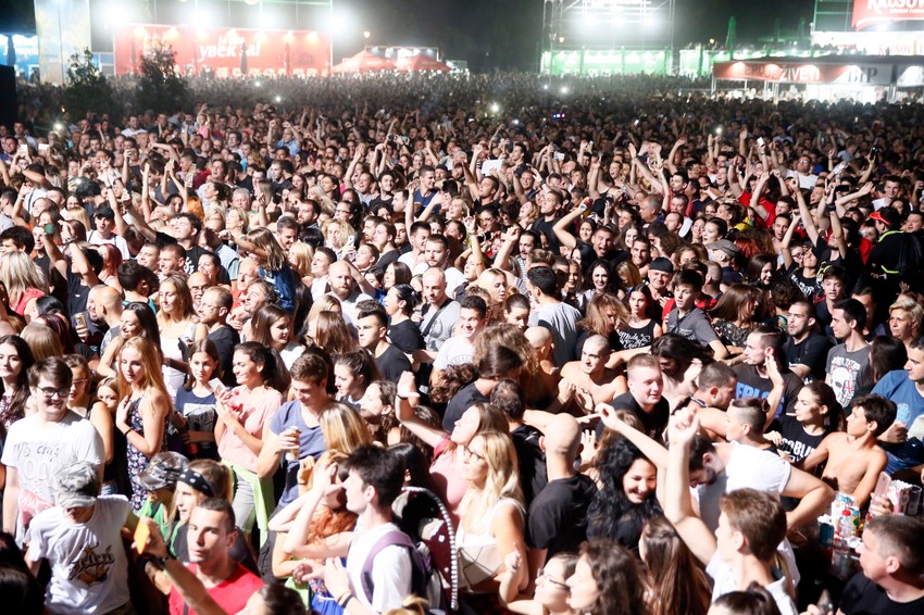 Prostor ispred "Inovejšn stejdža" je krcat