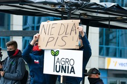 Na wsi politykę ciągnie ekonomia. Jeśli PiS tam przegra, to nie wygra w całym kraju [WYWIAD]