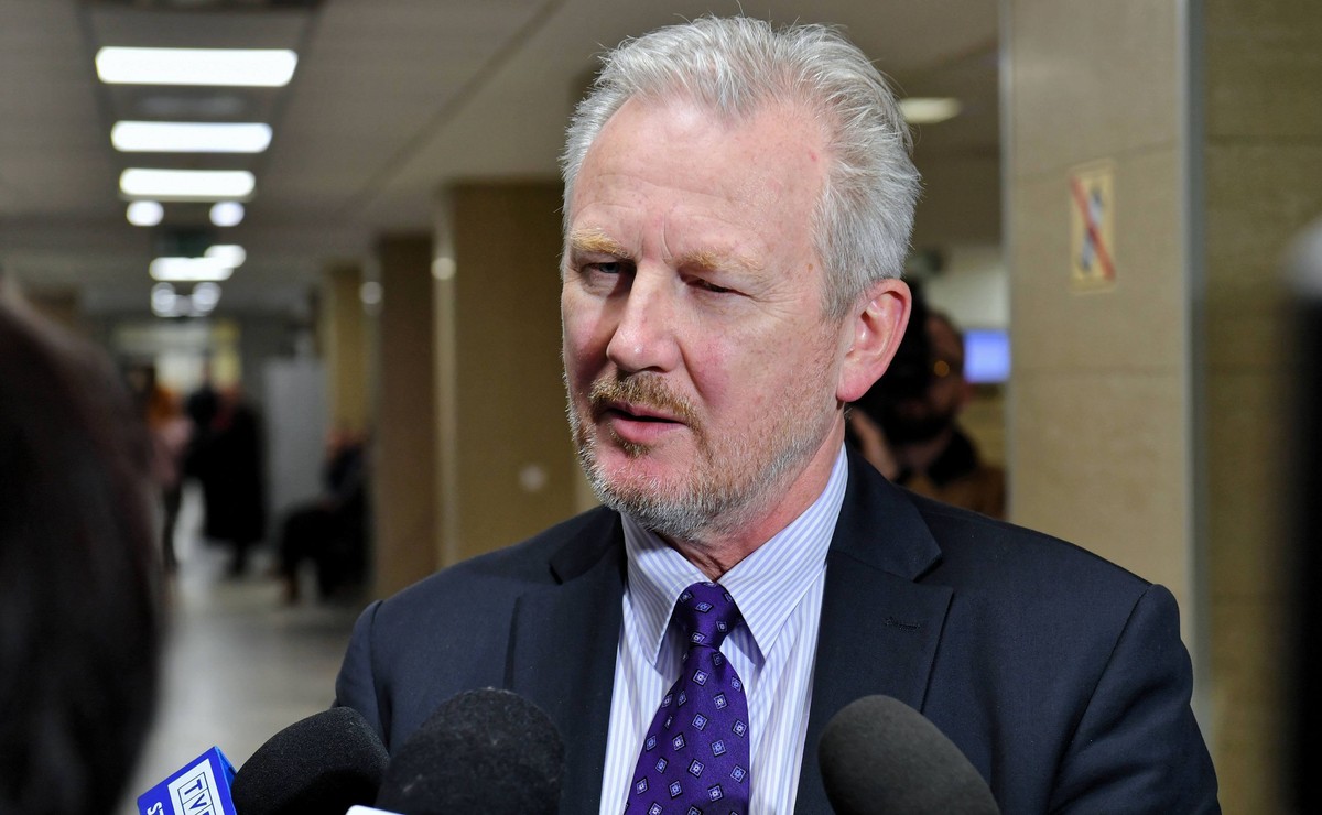 Były wiceszef KNF Wojciech Kwaśniak na korytarzu sądowym