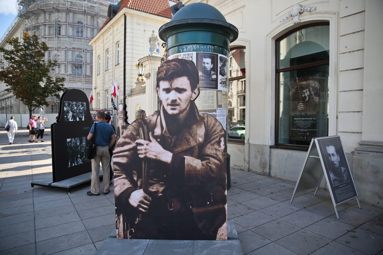 Wejście do galerii. Wystawę Portrety Powstańców'44 autorstwa Jerzego Tomaszewskiego Jura fotoreportera Powstania Warszawskiego otwarto 1 sierpnia w galerii Kordegarda w Warszawie Na wystawę składają się zdjęcia powstańców.
