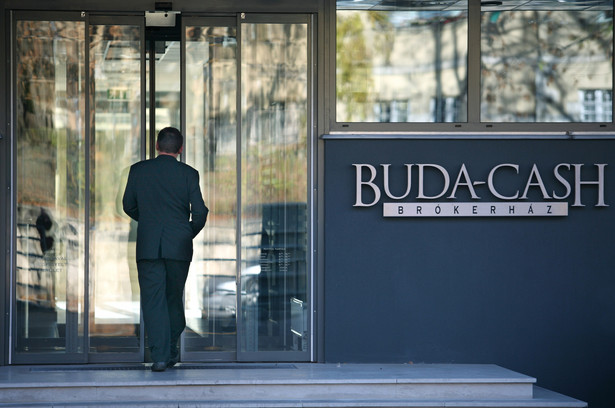 Klient przed domem maklerskim Buda-Cash w Budapeszcie. Fot. Bloomberg