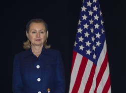Hillary Clinton jak Bush... zaatakowana butem. "To był nietoperz?". WIDEO