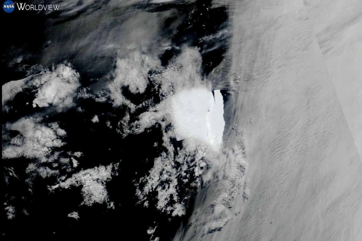 Fragment wielkości Paryża oderwany od największej góry lodowej świata