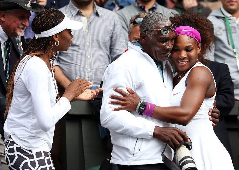 Venus Williams wita ojca Richarda Williamsa i rodzinę podczas Mylan WTT Smash Hits, 17 listopada 2013 r., Lake Buena Vista na Florydzie.