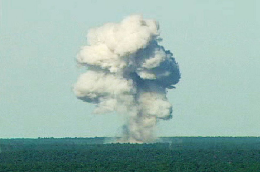 Efekt eksplozji bomby MOAB podczas drugiej próby przeprowadzonej na poligonie bazy Eglin AFB 21 listopada 2003