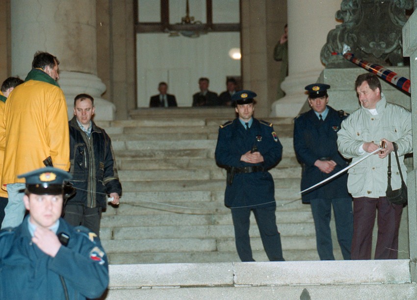 Vlajko Stojiljković izvršio je samoubistvo na stepenicama ispred Skupštine Srbije