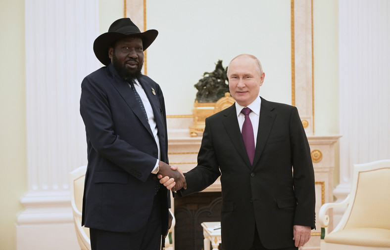 Prezydent Sudanu Południowego Salva Kiir Mayardit z prezydentem Rosji Władimirem Putinem podczas spotkania na Kremlu w Moskwie, 28 września 2023 r.