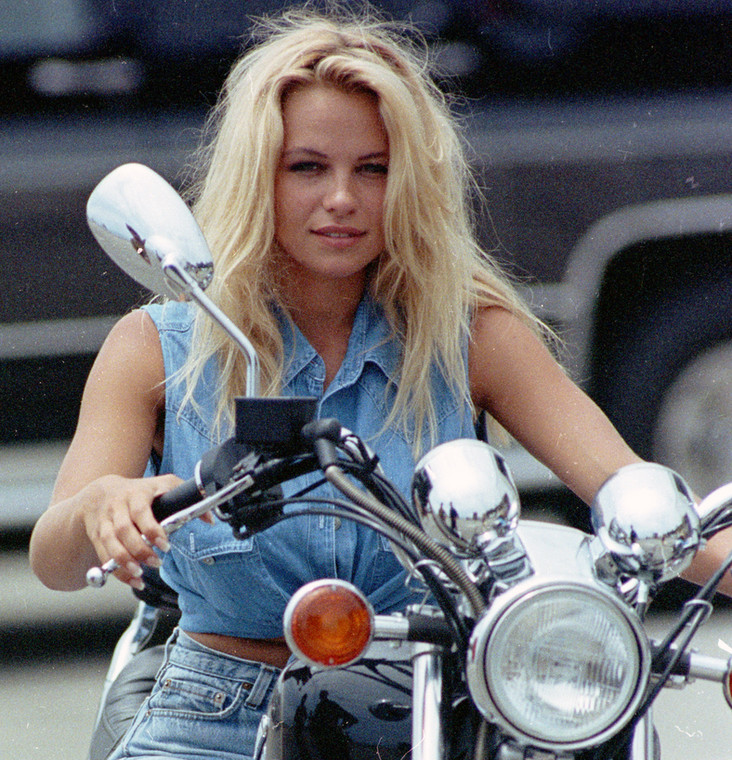 Pamela Anderson na motocyklu [ok. 1990]