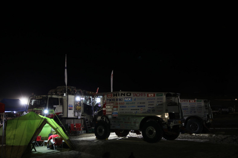 Dakar 2013: Hołowczyc zawiedziony, Sainz utknął na wydmach (2. etap, wyniki, galeria)