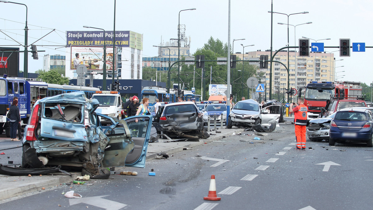 Na skrzyżowaniu ulic Grota-Roweckiego i Kobierzyńskiej w Krakowie doszło do poważnego karambolu. Uszkodzonych zostało co najmniej dziewiętnaście samochodów i ciężarówka, 15 osób zostało rannych.