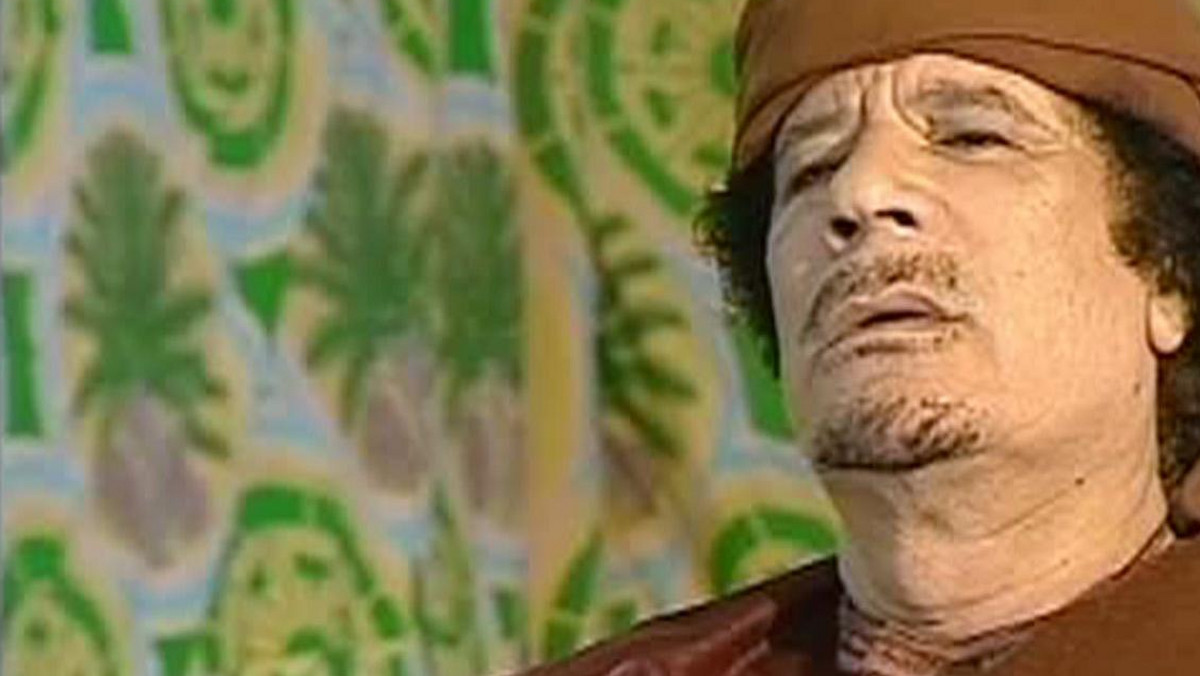 NATO po raz kolejny zbombardowało okolicę rezydencji libijskiego przywódcy Muammara Kaddafiego w Trypolsie. Serię kilku eksplozji następujących szybko po sobie dało się słyszeć w czwartek tuż przed godz. 5. Znad ufortyfikowanej rezydencji unosił się dym.
