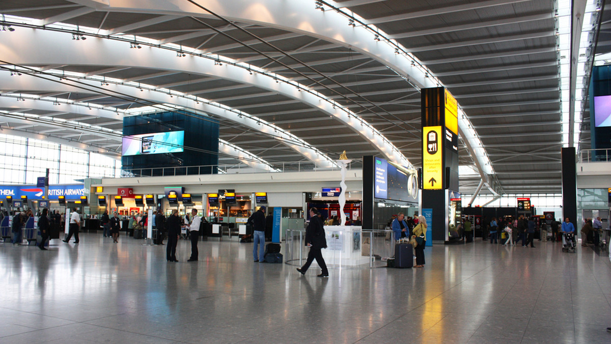 Na lotnisku Heathrow dwa dni temu doszło do niecodziennej sytuacji. Mężczyzna przeszedł przez wszystkie punkty bezpieczeństwa i na strefie wolnocłowej kupił sobie nóż, którym na oczach przerażonych podróżnych dźgnął się w głowę.