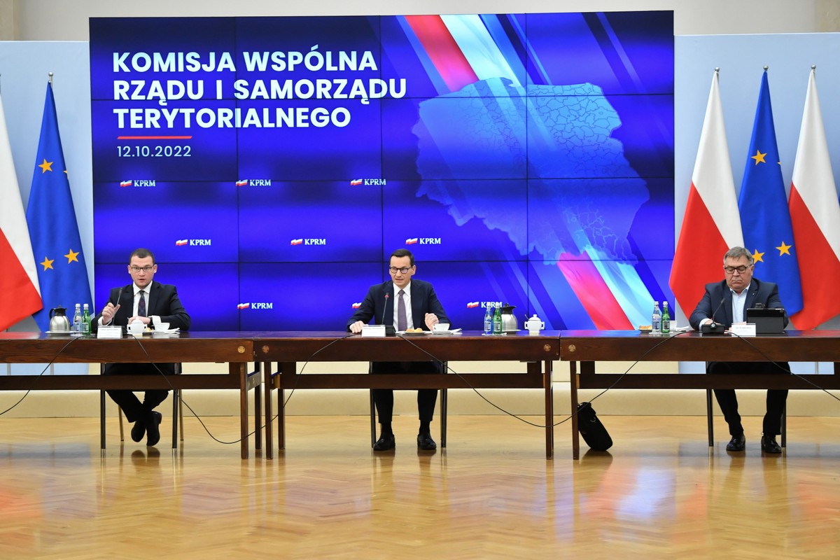 Premier Mateusz Morawiecki, wiceminister spraw wewnętrznych i administracji Paweł Szefernaker i starosta poznański Jan Grabkowski