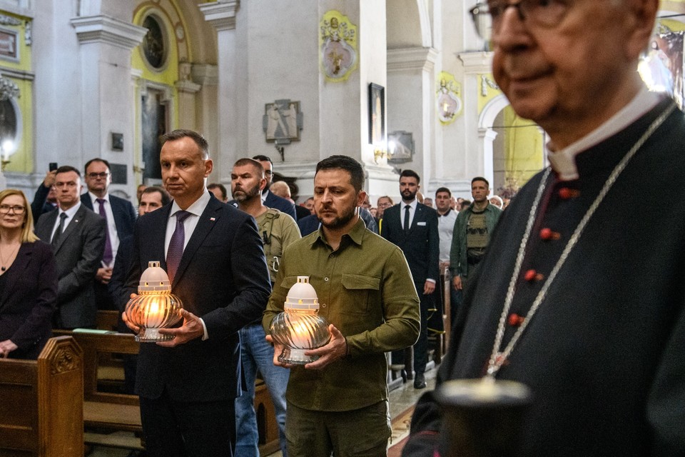 Andrzej Duda i Wołodymyr Zełenski w katedrze św. Apostołów Piotra i Pawła w Łucku