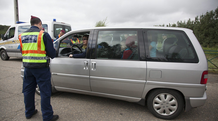 A szolgálati viszonyban álló rendőrök is számíthatnak a példátlanul magas év végi jutalomra, szolgálatuk elismeréseképpen/ Illusztráció: MTI - Varga György