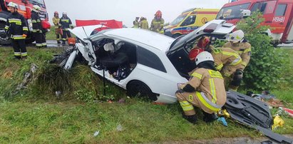 Śmiertelny wypadek w Godzieszach Wielkich. Autem podróżowały małe dzieci