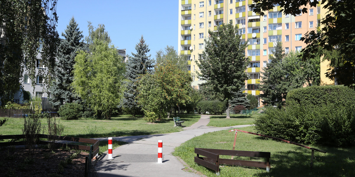 Słupki blokują dojazd do bloków